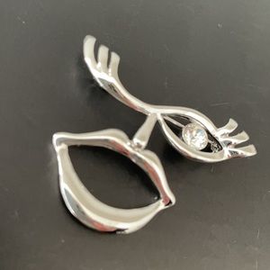 VINTAGE CONTEMPORARY DESIGN FACE BROOCH